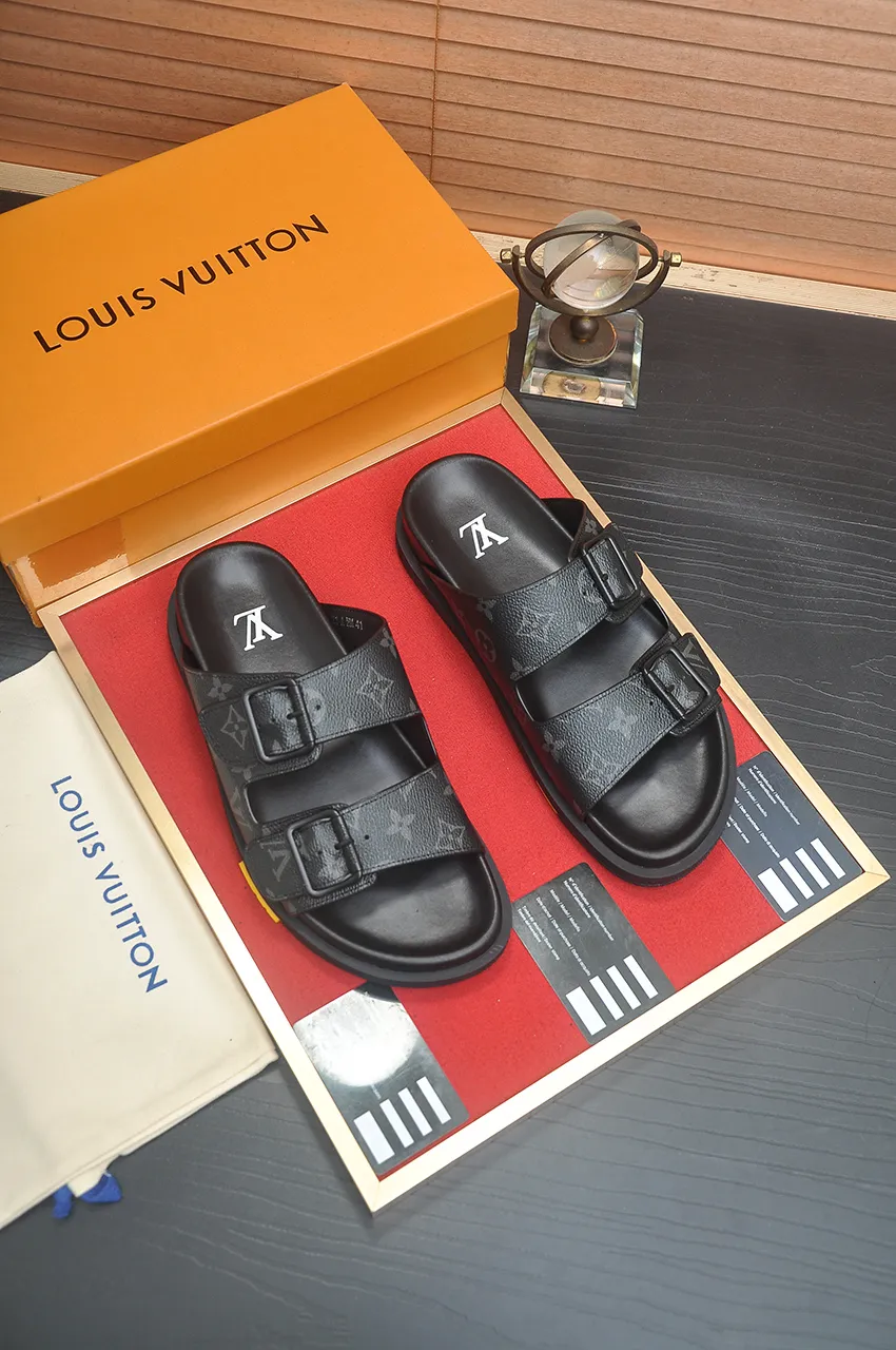 Men's shoes 💰400💶 [Louis Vuitton LV slippers] (high-end cowhide) counter 1:1 fashion style, a must-have for summer! The designer used LV’s iconic outsole. The original simple slippers instantly become fashionable! The upper is made of flexible special cowhide leather straps alternately, and the workmanship is exquisite! A must-have for stylish men in summer, size 38-45 (45 customized)